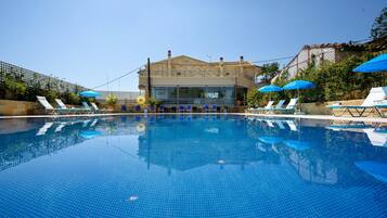 2 piscine all'aperto, ombrelloni da piscina, lettini