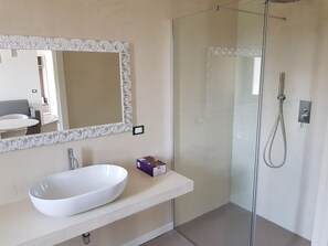 Superior-Suite, Kochnische, Parkblick | Badezimmer