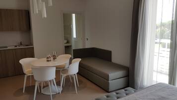 Suite Junior, coin cuisine | Salle de séjour