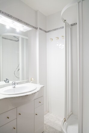 Een douche, handdoeken