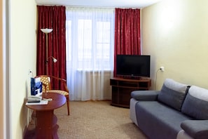 Suite | Living area | TV - AMAKS Tourist hotel (Ivanovo)