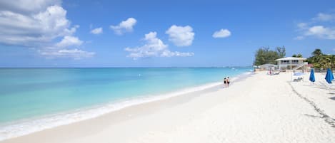 Plage, chaises longues, serviettes de plage