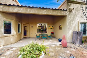 Exterior - Comfortable getaway with hot tub, pool, private BBQ & full kitchen (Oro Valley)