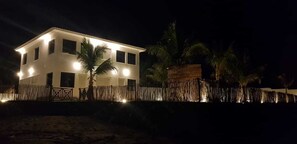 Fachada de la propiedad por la tarde o noche