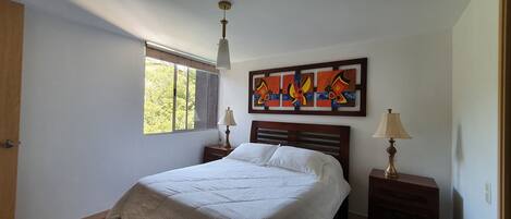 3 makuuhuonetta, tallelokero huoneessa, työpöytä, silitysrauta/-lauta