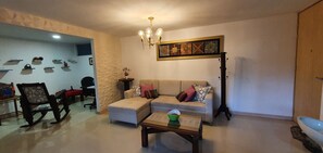 Smart TV, books, offices - Ideal Family long stays & work Apt 3 BRs Wifi Pool (Envigado)
