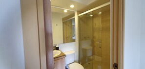 Shower, towels, soap, shampoo - Ideal Family long stays & work Apt 3 BRs Wifi Pool (Envigado)