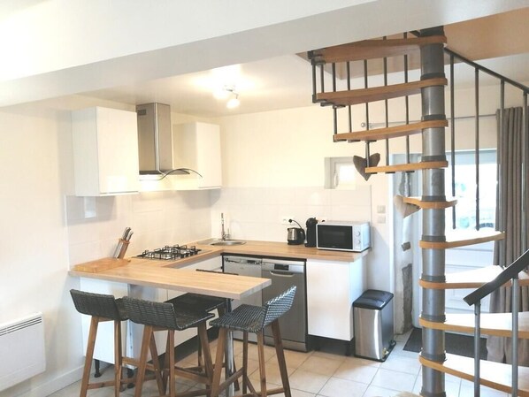 Fridge, microwave, stovetop, dishwasher - LE JARRIER APARTMENT - ALPES MANCELLES. PRIVATE GARDEN, BBQ, PARKING. FIBER WIFI (Saint-Georges-le-Gaultier, Sarthe)
