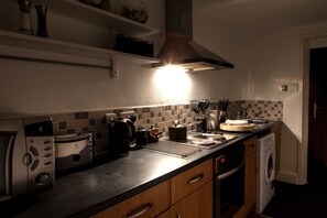 Kühlschrank, Mikrowelle, Ofen, Herdplatte