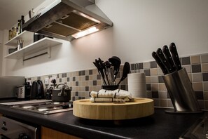 冷蔵庫、電子レンジ、オーブン、コンロ