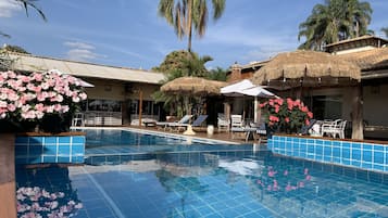 Piscina externa, guarda-sóis, espreguiçadeiras