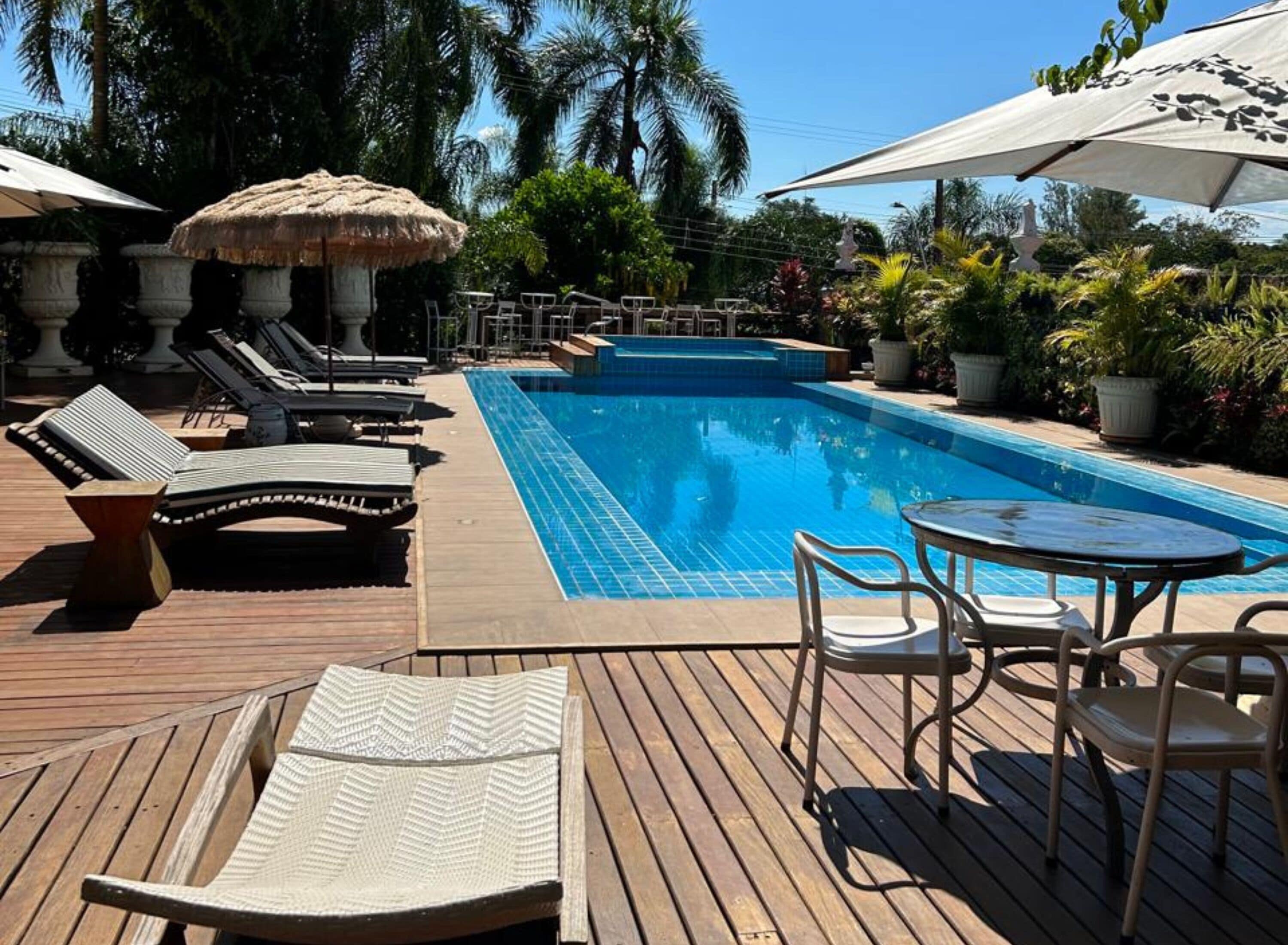 Piscina externa, guarda-sóis, espreguiçadeiras
