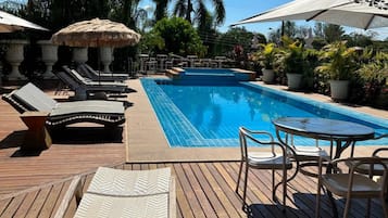 Piscina externa, guarda-sóis, espreguiçadeiras
