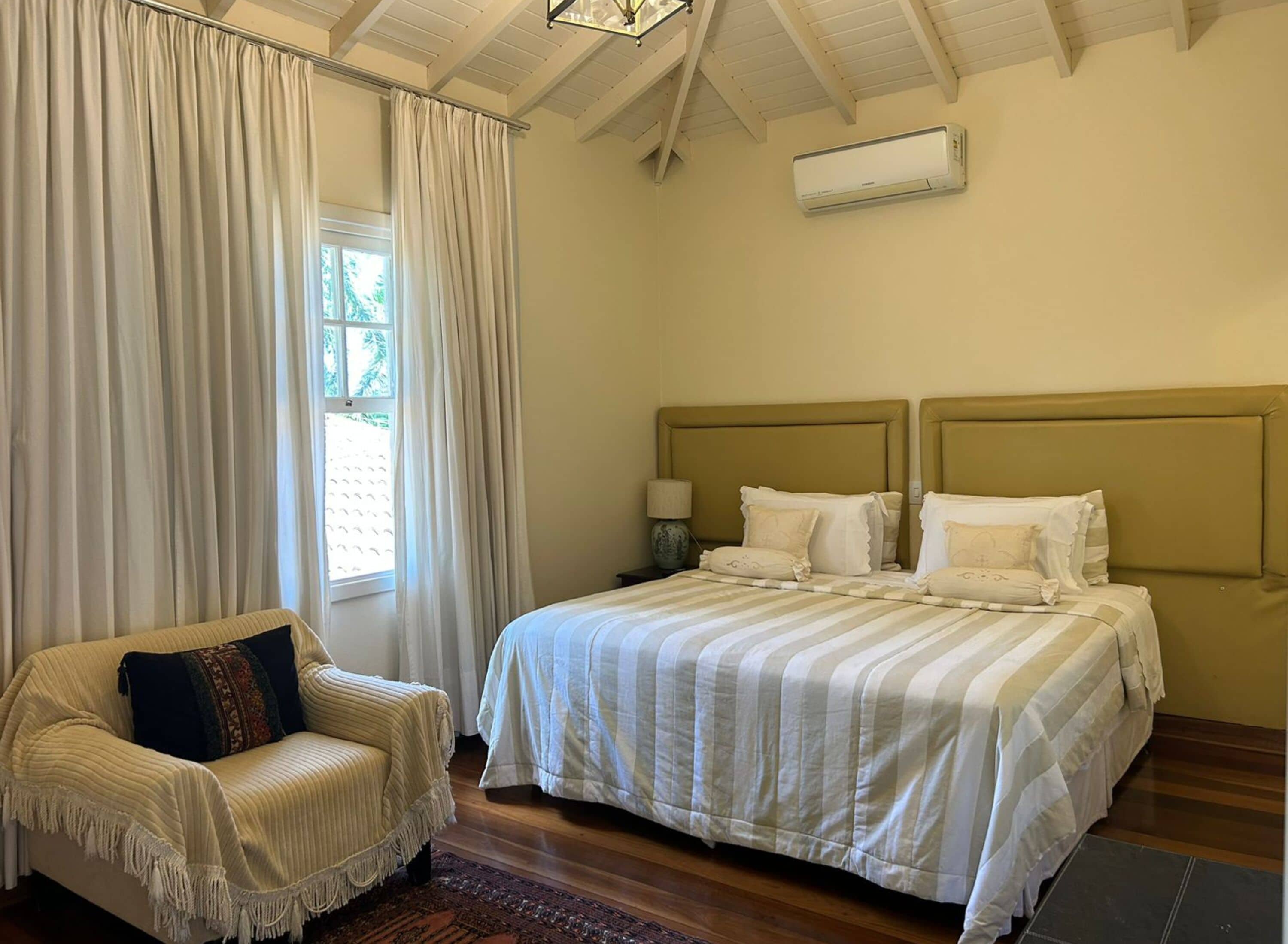 Premium bedding, minibar, free WiFi, bed sheets