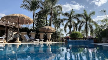 Piscine extérieure, parasols de plage, chaises longues