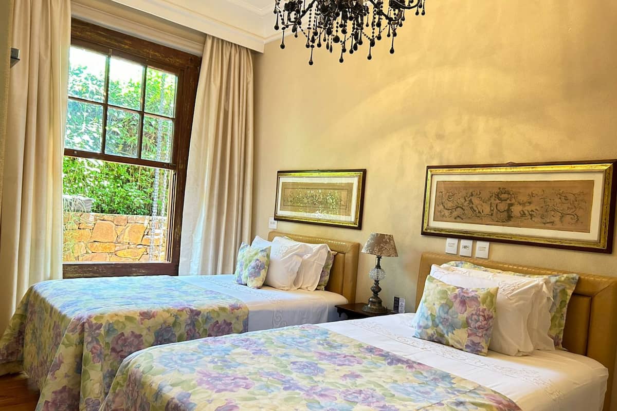 Premium bedding, minibar, free WiFi, bed sheets