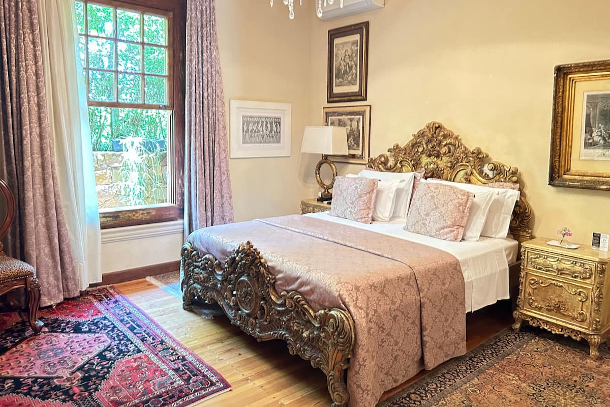 Premium bedding, minibar, free WiFi, bed sheets