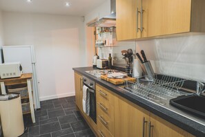 Fridge, microwave, oven, stovetop - Discovery Suite - Simple2let serviced apartments (Halifax)