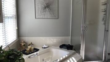 Ensemble baignoire-douche, baignoire à remous, séchoir à cheveux