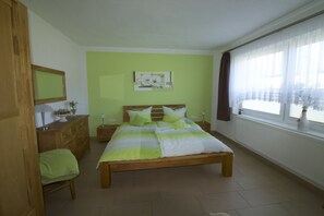 3 bedrooms, desk, iron/ironing board, travel crib