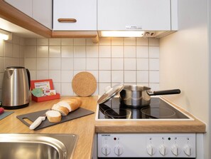 Réfrigérateur, four, batterie de cuisine, vaisselle et ustensiles