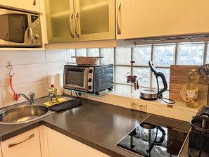 Fridge, microwave, dishwasher, cookware/dishes/utensils