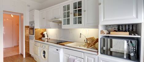 Een koelkast, een microgolfoven, een oven, een kookplaat