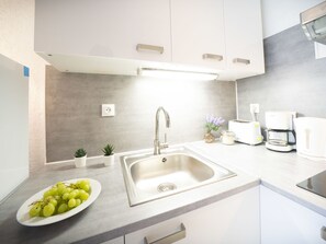 Kühlschrank, Mikrowelle, Ofen, Kochgeschirr/Geschirr/Besteck