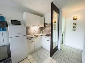 Réfrigérateur, micro-ondes, four