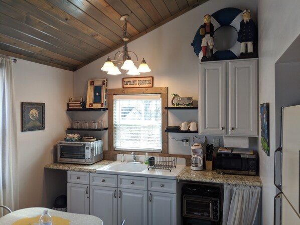 Fridge, microwave, oven, stovetop - Quaint Cottage in Birdsong Creek/KY Lake/TN River. Short and Long-term rental (Camden)