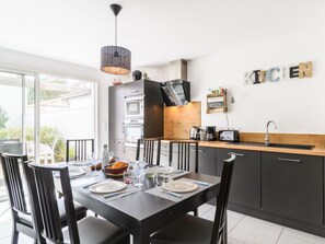 Fridge, microwave, oven, dishwasher - Les Patios de Flore by Interhome (Mimizan)