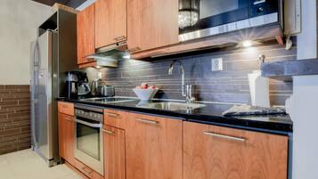 Frigorífico, microondas, lavavajillas y utensilios de cocina