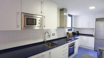 Een koelkast, een magnetron, een oven, een vaatwasser