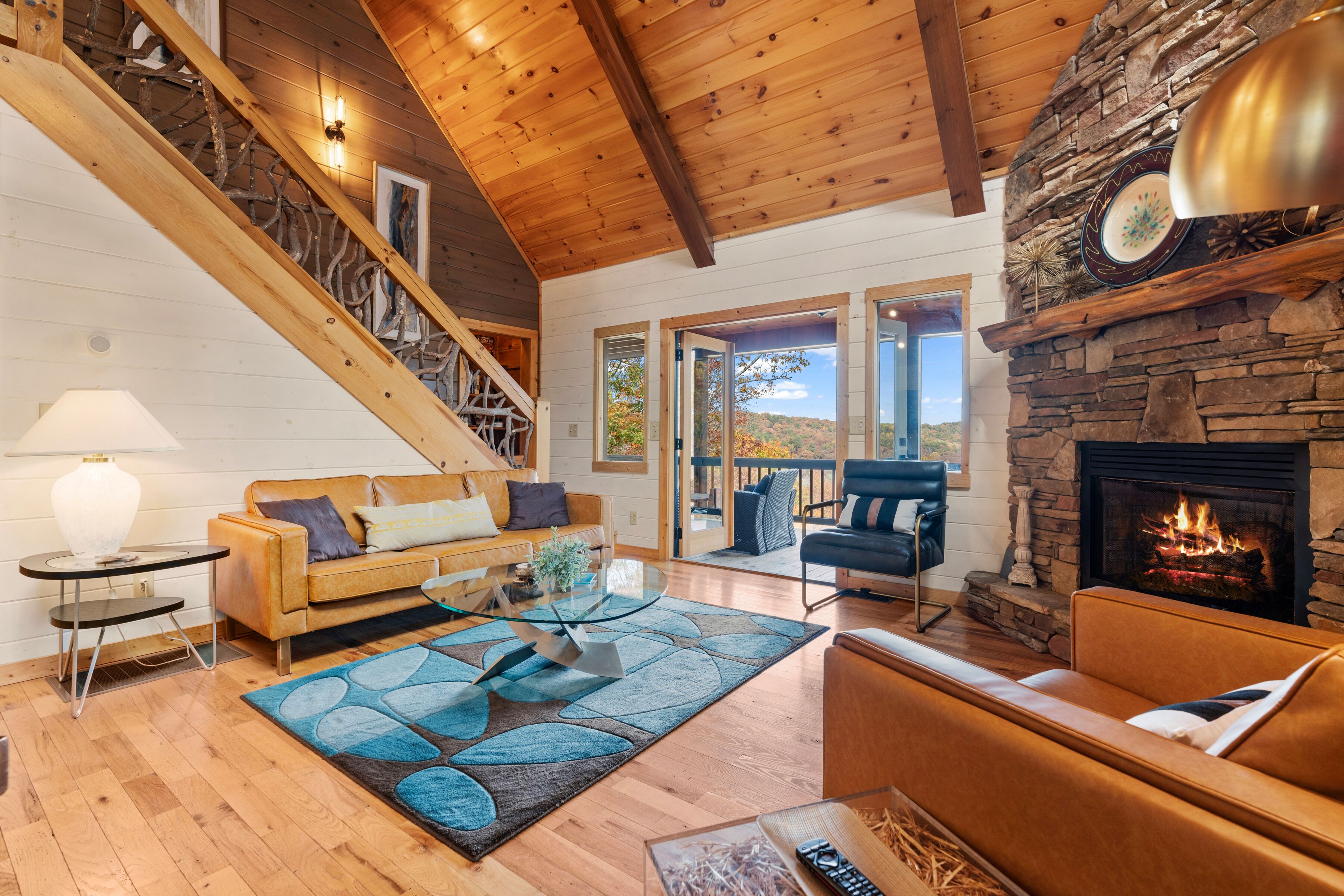 Een smart-tv, een open haard, boeken en een stereo