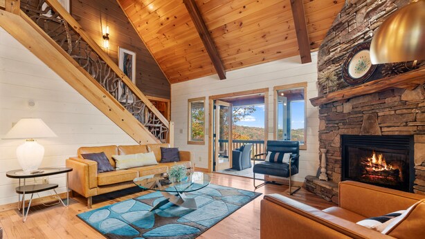 Smart TV, fireplace, books, stereo - Enjoy Blue Ridge Bliss at our Rustic-Chic Luxury Haven: Smoky Mountain Retreat (Blue Ridge)