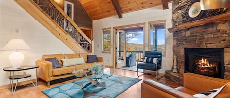 Een smart-tv, een open haard, boeken en een stereo