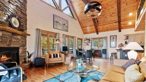 Smart TV, fireplace, books, stereo - Enjoy Blue Ridge Bliss at our Rustic-Chic Luxury Haven: Smoky Mountain Retreat (Blue Ridge)