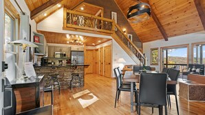 Dining - Enjoy Blue Ridge Bliss at our Rustic-Chic Luxury Haven: Smoky Mountain Retreat (Blue Ridge)