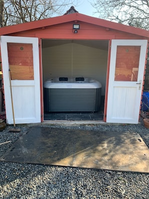 Outdoor spa tub - THE HOUSE OF LAVOIR. (PLOUGUIEL)