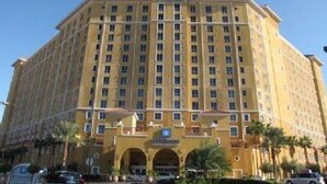 Een groot, meerlaags hotel met een symmetrische gevel, tal van ramen en een centrale ingang met bogen.
