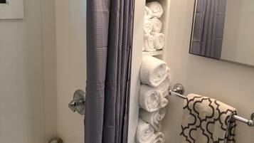 Traditional House, Multiple Beds, Garden View | Bathroom | Combined shower/tub, towels