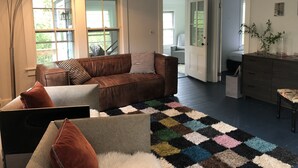 Tradisjonelt hus, flere senger, hageutsikt | Oppholdsområde | TV og Netflix