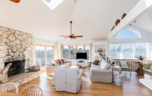 Televisión y chimenea