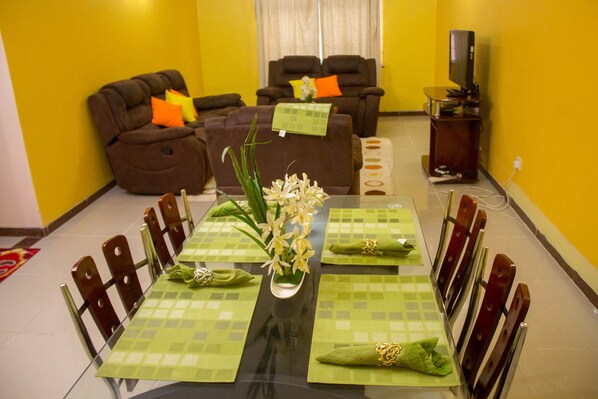 Dining - Essy's Cosy Furnished Apartment (Nakuru)