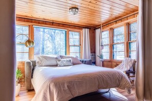3 bedrooms, desk, travel cot, WiFi