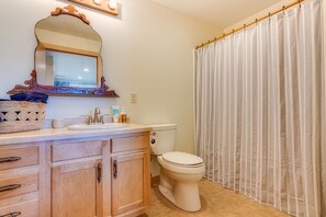Combined shower/bathtub, hair dryer, towels, soap
