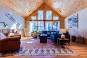 Smart TV, fireplace, video games, DVD player - Tallkabin "Pine Cabin" - Mid-Century Pine Cabin under 2hrs from Minneapolis. (Webster)