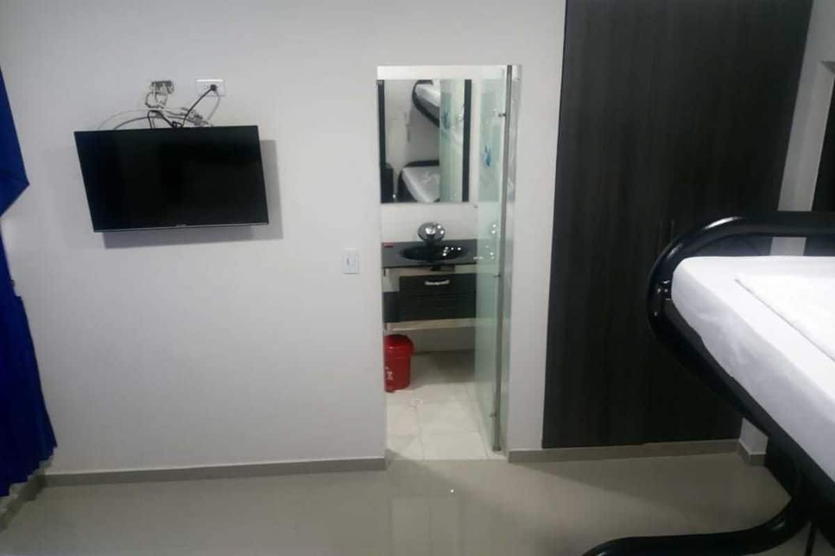 Shower, free toiletries, towels