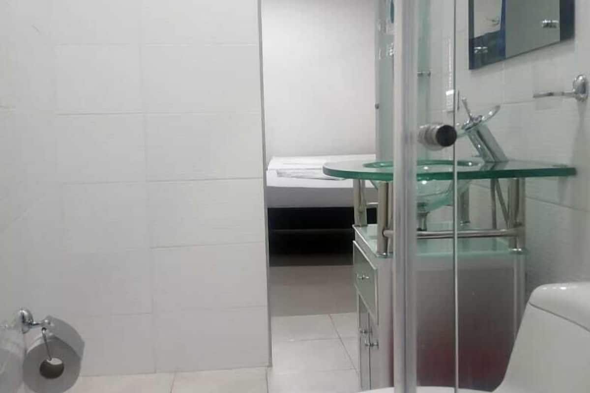 Shower, free toiletries, towels
