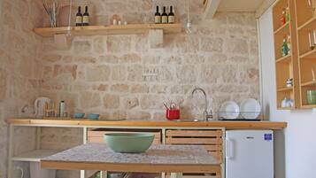 Frigorifero, piano cottura, macchina per tè/caffè, bollitore elettrico